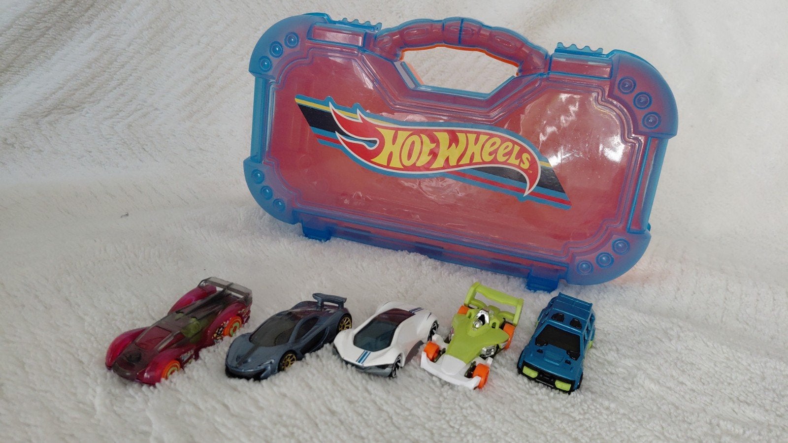 Hot Wheels auto's met handige opbergkoffer, Kinderen en Baby's, Speelgoed | Speelgoedvoertuigen, Ophalen of Verzenden, Gebruikt