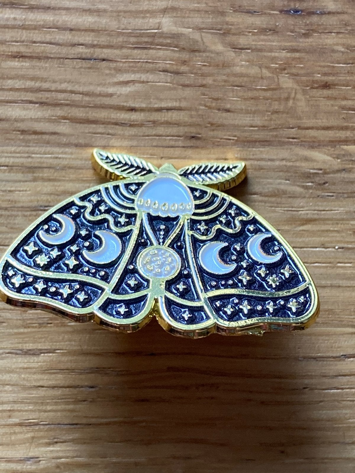 Maanmot emaille pin - Goudkleurig met zwart en wit, Ophalen of Verzenden, Nieuw