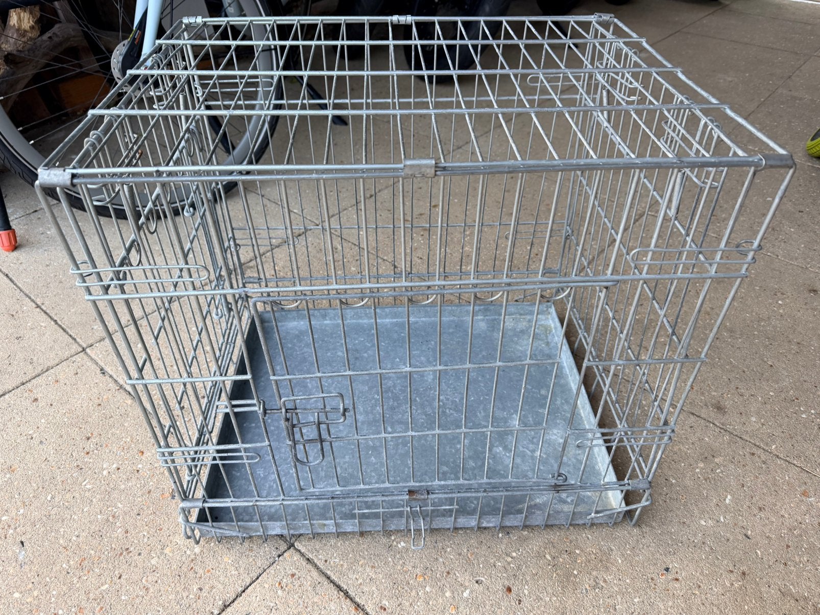 Stevige metalen bench, met bak en twee deuren, Dieren en Toebehoren, Ophalen, Gebruikt