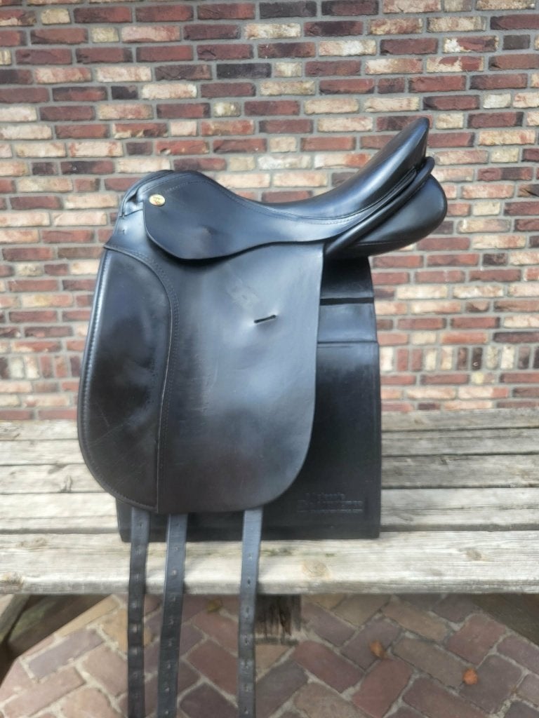 KN Dressuurzadel 17,5 inch / Medium boom, Ophalen, L (17.5 inch), Gebruikt, Dressuur