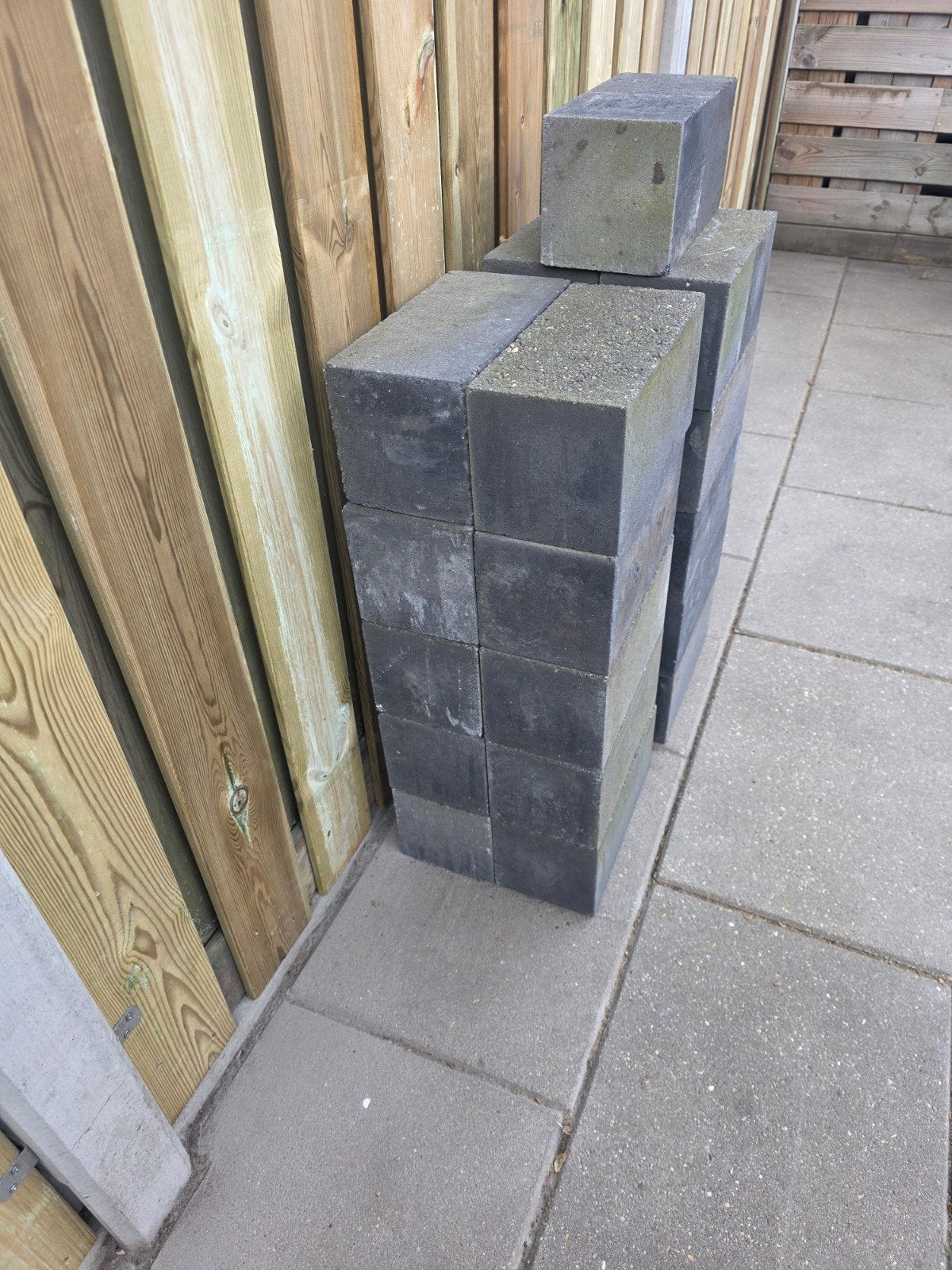 21 x antraciete stapelblokken  15x15x30, Tuin en Terras, Bielzen en Borders, Ophalen, Gebruikt, Minder dan 100 cm, Minder dan 25 cm