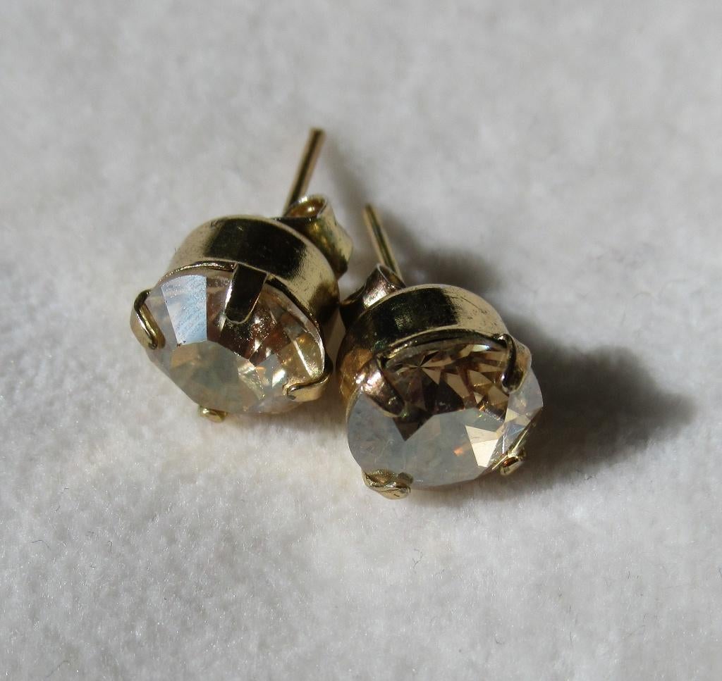 Goudkleurige Swarovski oorstekers, Overige materialen, Ophalen of Verzenden, Zo goed als nieuw, Knopjes of Stekers