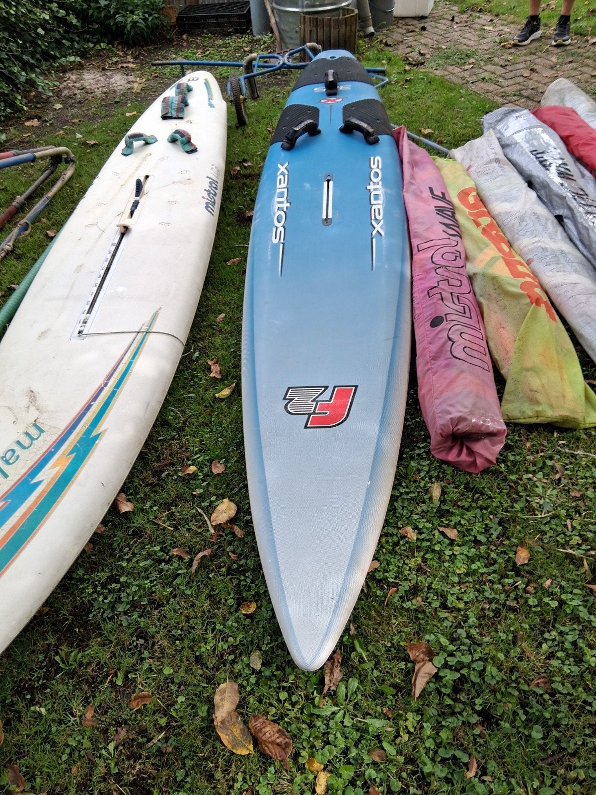 Complete windsurfset: 2 planken, gieken, zeilen en meer, Watersport en Boten, Ophalen, Mistral, Gebruikt, 5 tot 6.5 m²
