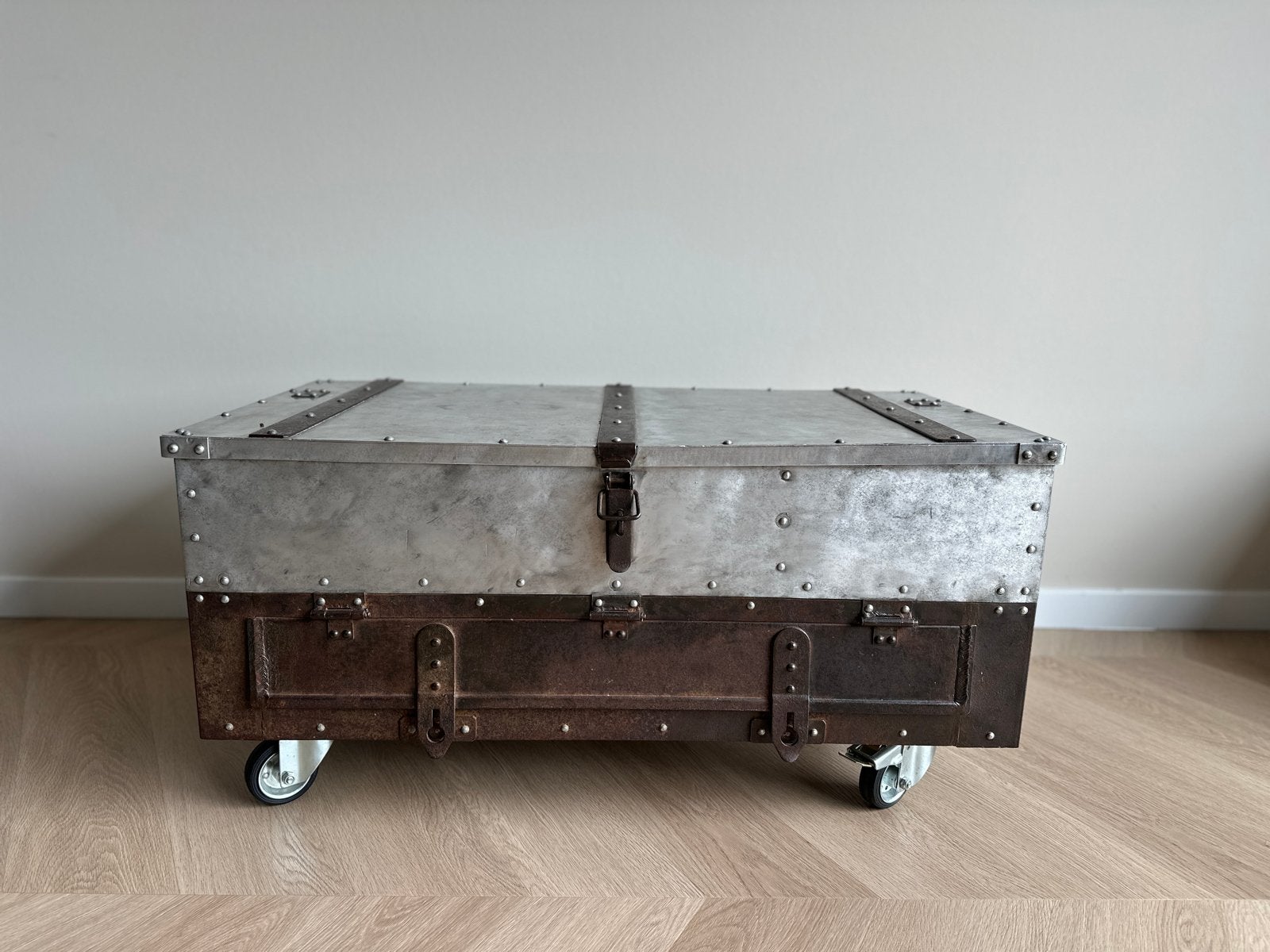 Industriële kist met wielen - Salontafel of speelgoedkist, Ophalen, Gebruikt, 50 tot 100 cm, Metaal