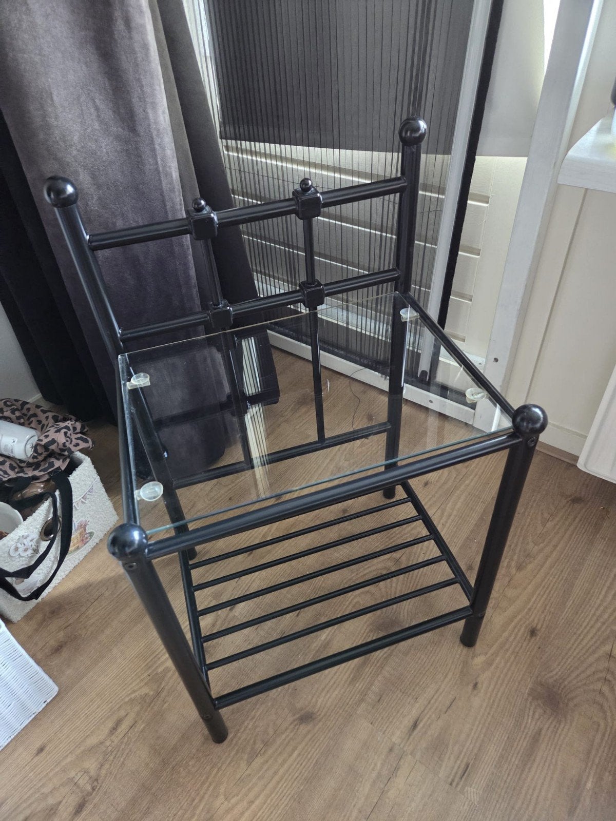 Zwart nachtkastje met glasplaat., Ophalen of Verzenden, Minder dan 45 cm, 55 tot 70 cm
