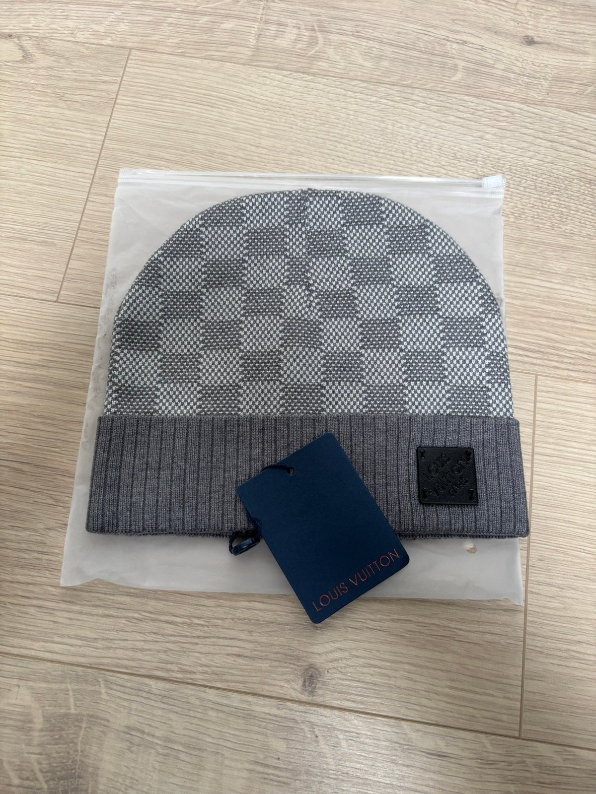 Louis Vuitton Grijze Muts met Label & Kaartje – Nieuw, Kleding | Heren, Ophalen of Verzenden, Zo goed als nieuw, Overige maten