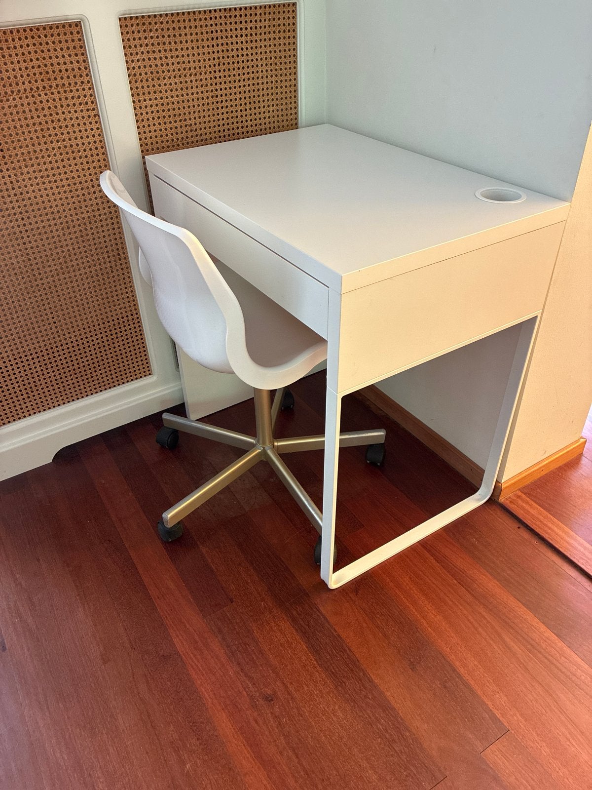 Ikea bureau met lade en bijpassende stoel, Ophalen, Gebruikt, Met lades, IKEA
