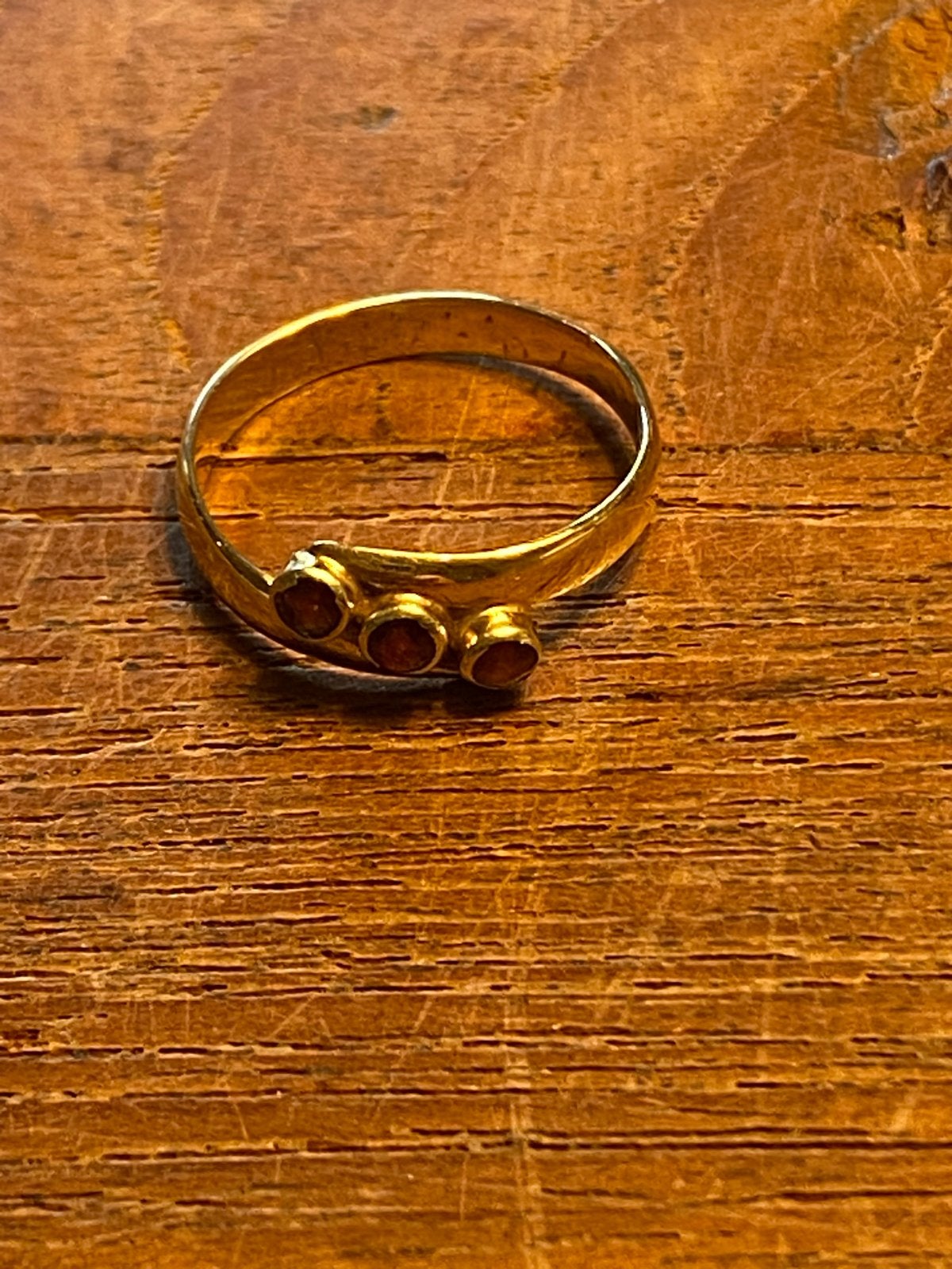 Gouden ring met drie robijntjes - Maat 17.25, Gebruikt, Ophalen of Verzenden, 17 tot 18, Met edelsteen