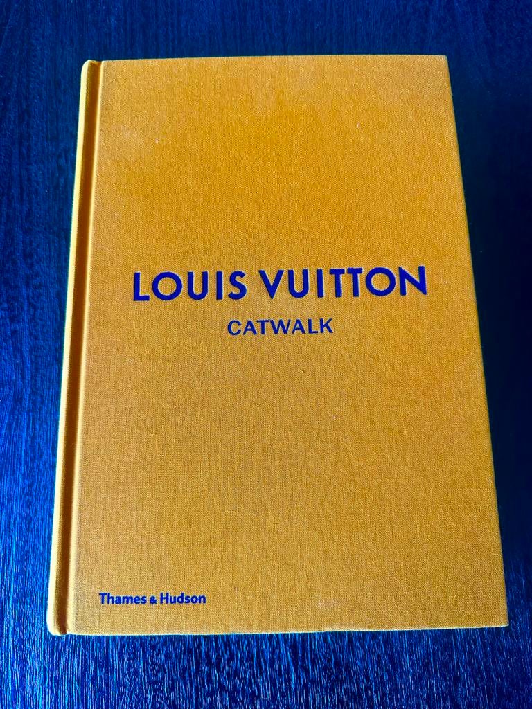 Louis Vuitton Catwalk Koffietafelboek - Mode Geschiedenis, Boeken, Ophalen of Verzenden, Zo goed als nieuw, Europa overig