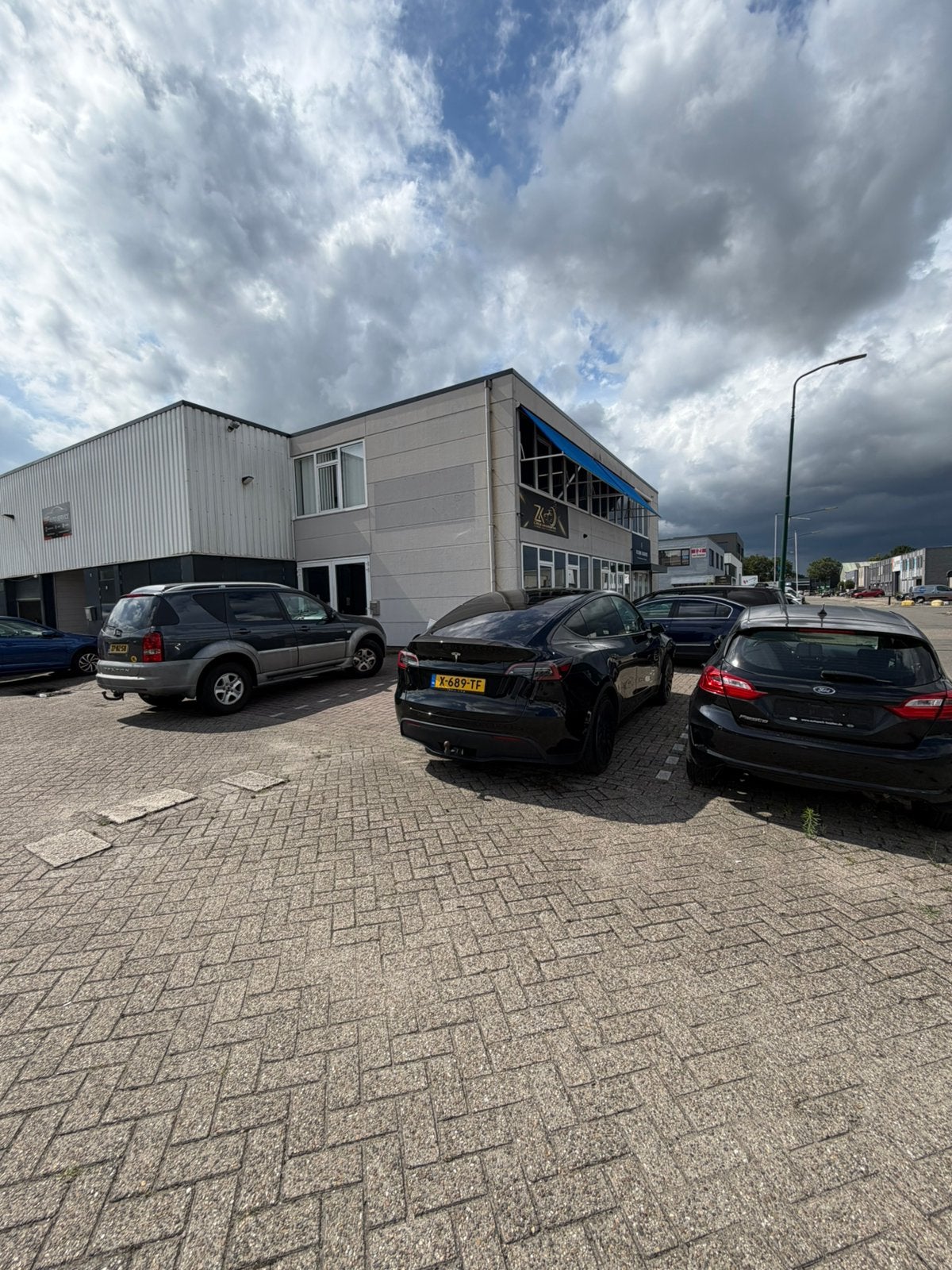 Pand te huur autohandel plus sleutel geld, 200 m², Koop, Bedrijfsruimte