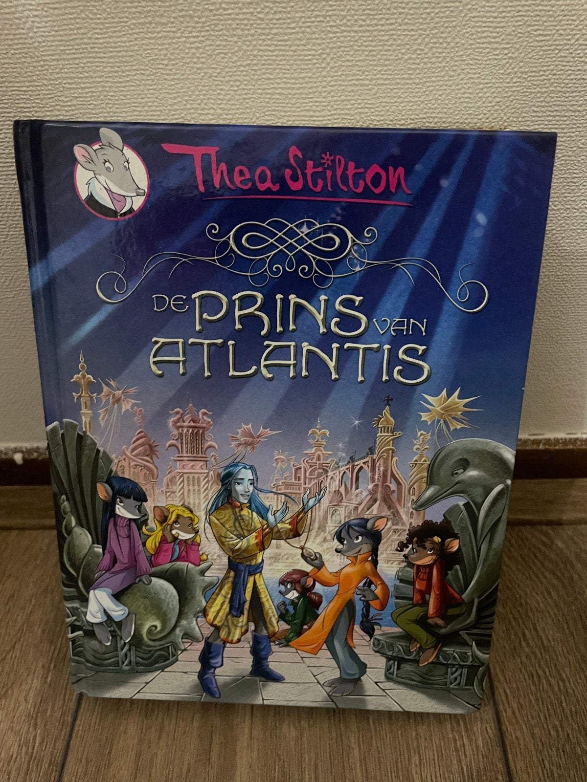 Thea Stilton: De Prins van Atlantis - Avontuurlijk Boek, Boeken, Ophalen of Verzenden, Zo goed als nieuw, Fictie