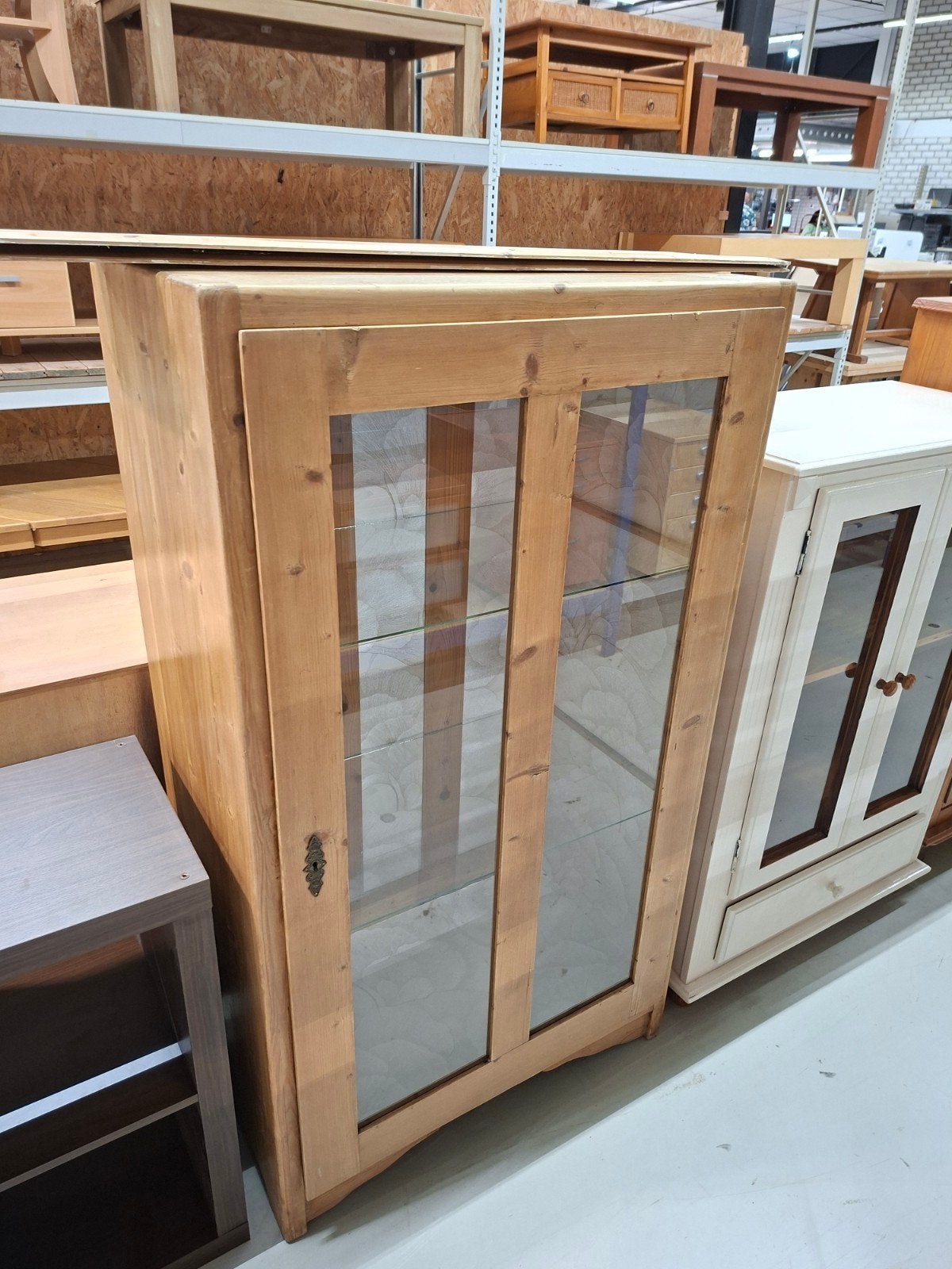 Grenen Vintage Vitrinekast met Glazen Deuren, Ophalen, 100 tot 150 cm, Onbekend, Onbekend