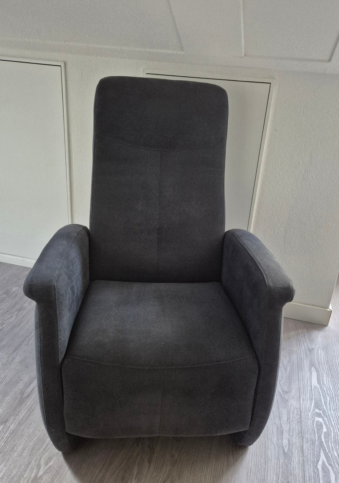 Mooie blauwe/antracietkleurige relaxfauteuil, Huis en Inrichting, Ophalen, Zo goed als nieuw, 50 tot 75 cm