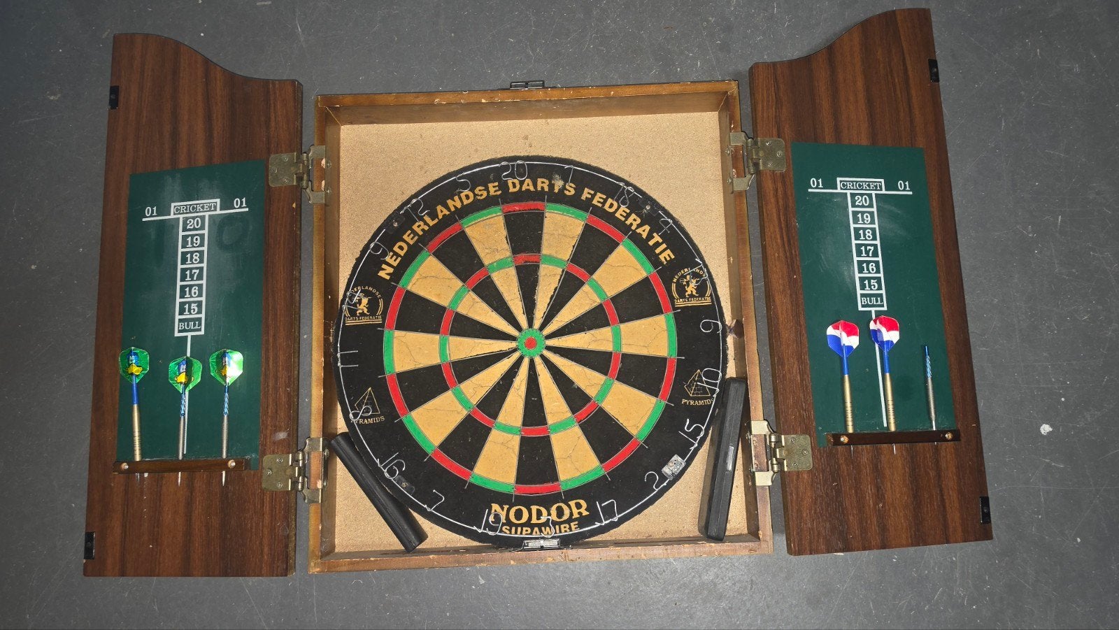 Dartbord in kast - Kings Head Pub & Lodging, Ophalen of Verzenden, Gebruikt, Dartbord