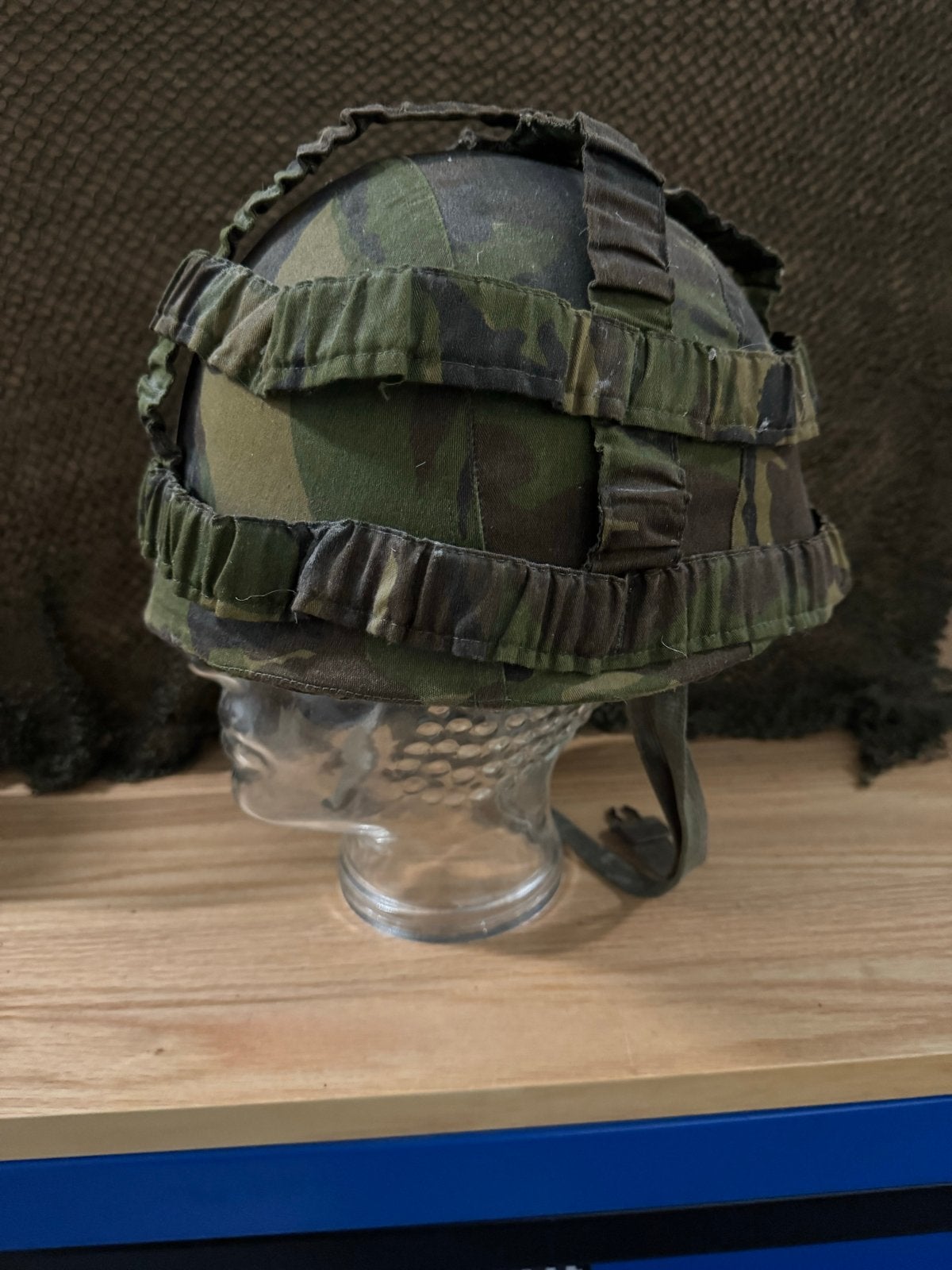 Militair Camouflage Helm met Hoes - Leger Landmacht, Ophalen of Verzenden, Landmacht, Nederland, Helm of Baret