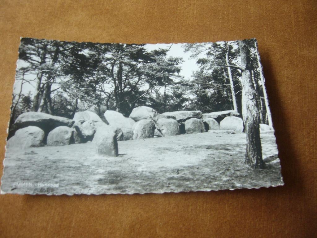 EMMEN  =  HUNEBED, Verzamelen, Ansichtkaarten | Nederland, Ophalen of Verzenden, 1940 tot 1960, Gelopen, Drenthe