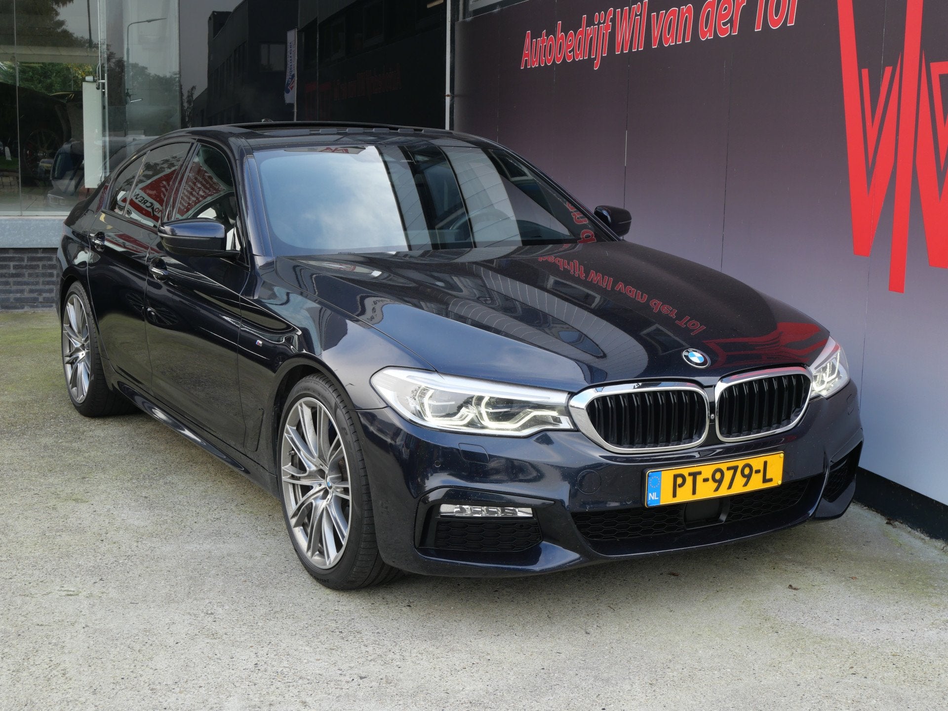 BMW 5 Serie 540i xDRIVE M-SPORT | H.U.D | ADAPT LED | PANO D, Auto's, Automaat, Gebruikt, 2000 kg, Alcantara