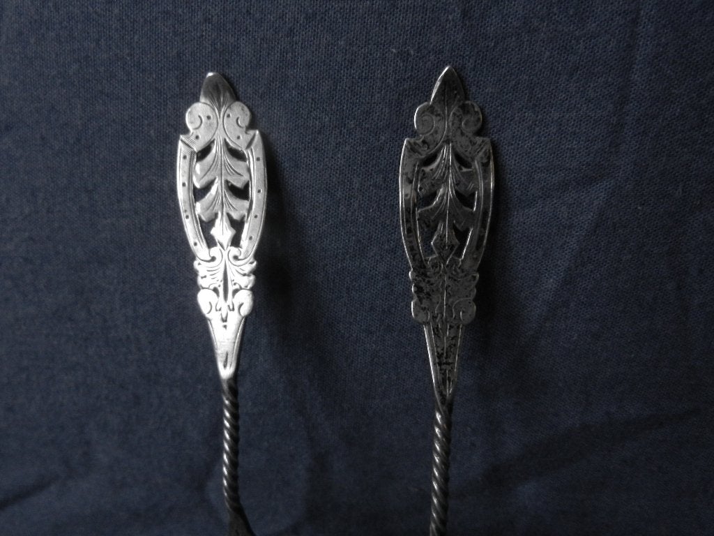 Paar zilveren suikerscheppen gegraveerd en ajour l. 13 cm, Ophalen of Verzenden, Zilver