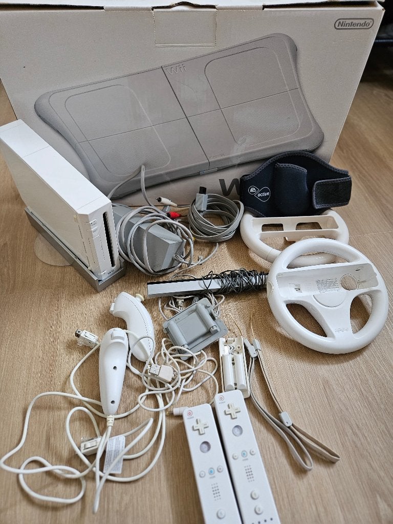 De Nintendo Wii Wit, 2 controllers en toebehoren, Ophalen, Gebruikt, Met 2 controllers, Met stuurtje