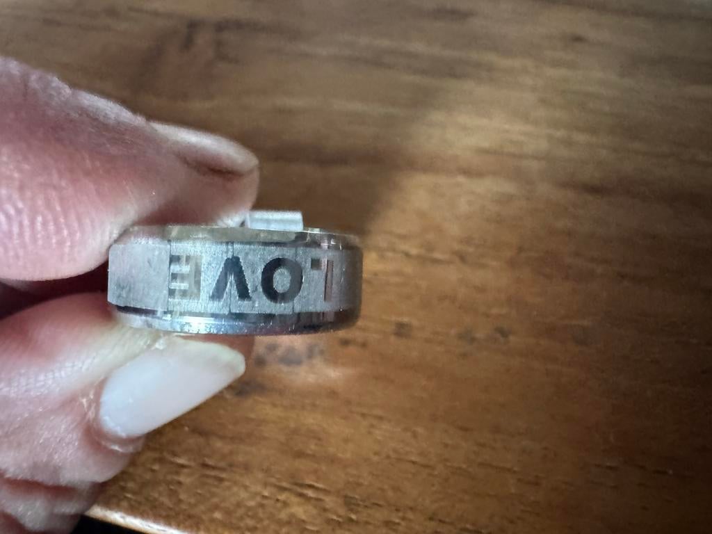 Zilverkleurige ring met 'LOVE' en hartslagmotief, Gebruikt, IJzer of Staal, Ophalen of Verzenden, 17 tot 18