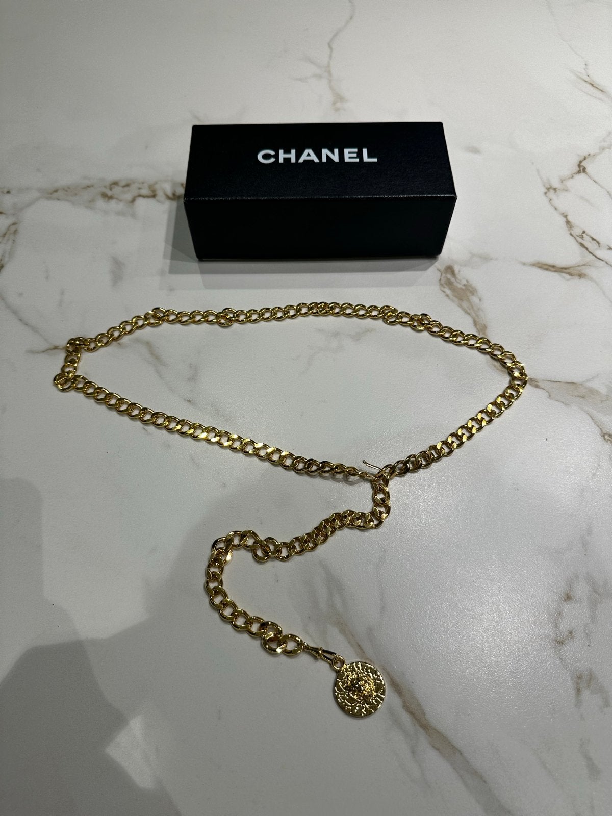Chanel Kettingriem Goudkleurig met Medaillon, Sieraden, Tassen en Uiterlijk, Kettingen, Ophalen of Verzenden, Zo goed als nieuw