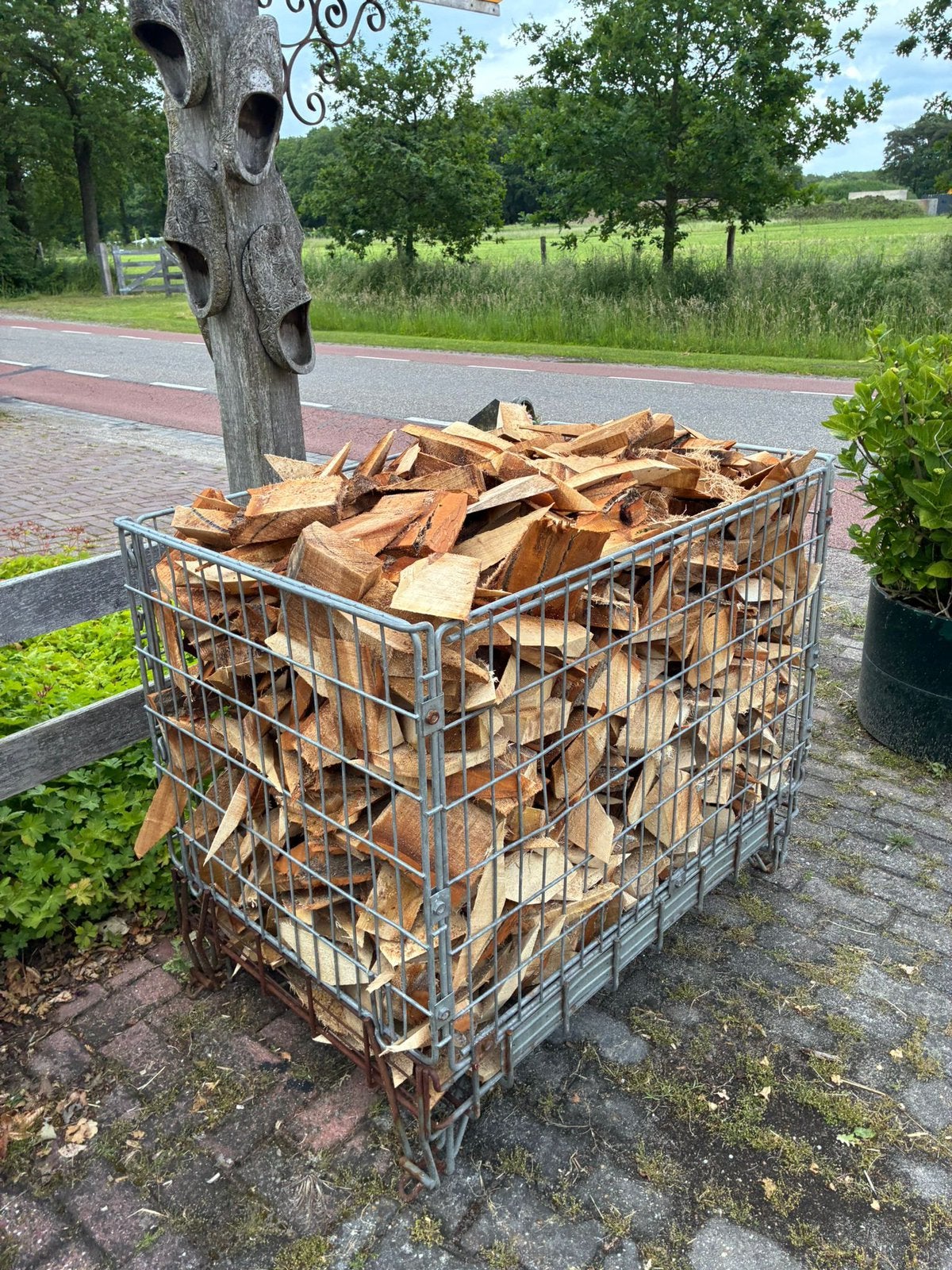 Aanmaakhout krat vol, Ophalen