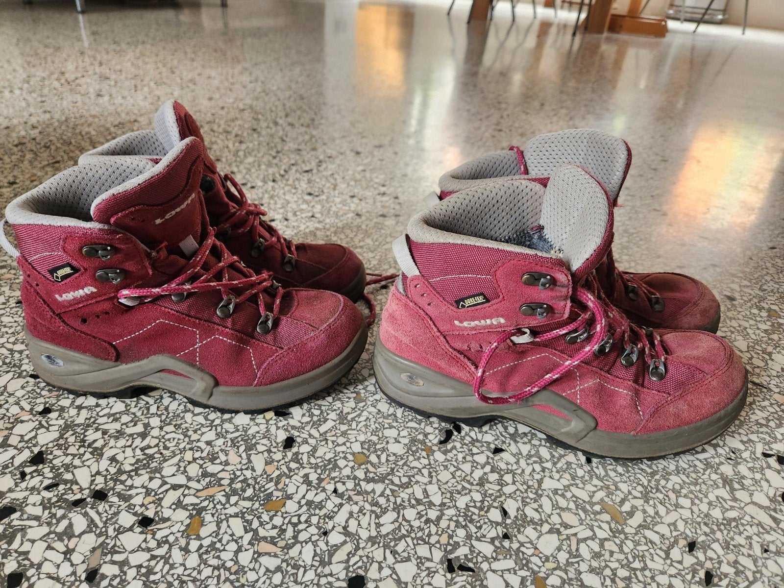 Twee Lowa Goretex wandelschoenen - roze, maat 33, 37, Ophalen of Verzenden, Gebruikt, Schoenen