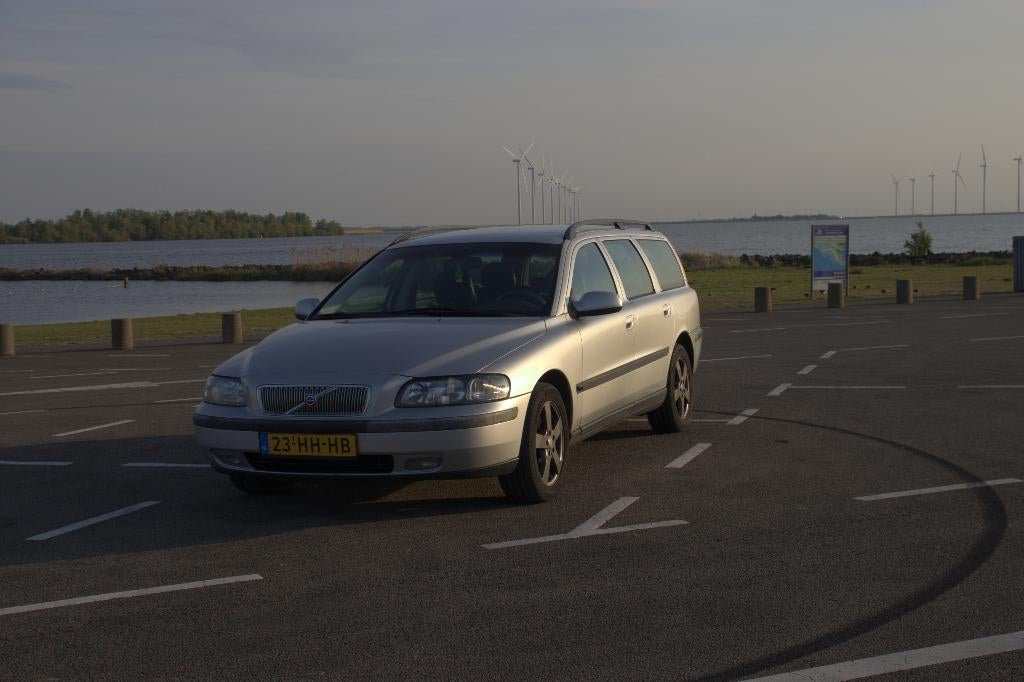 Volvo V70 2.4T AWD 2001 Grijs - APK 28-2-2027 - Youngtimer, Automaat, 1800 kg, Zwart, Sound system