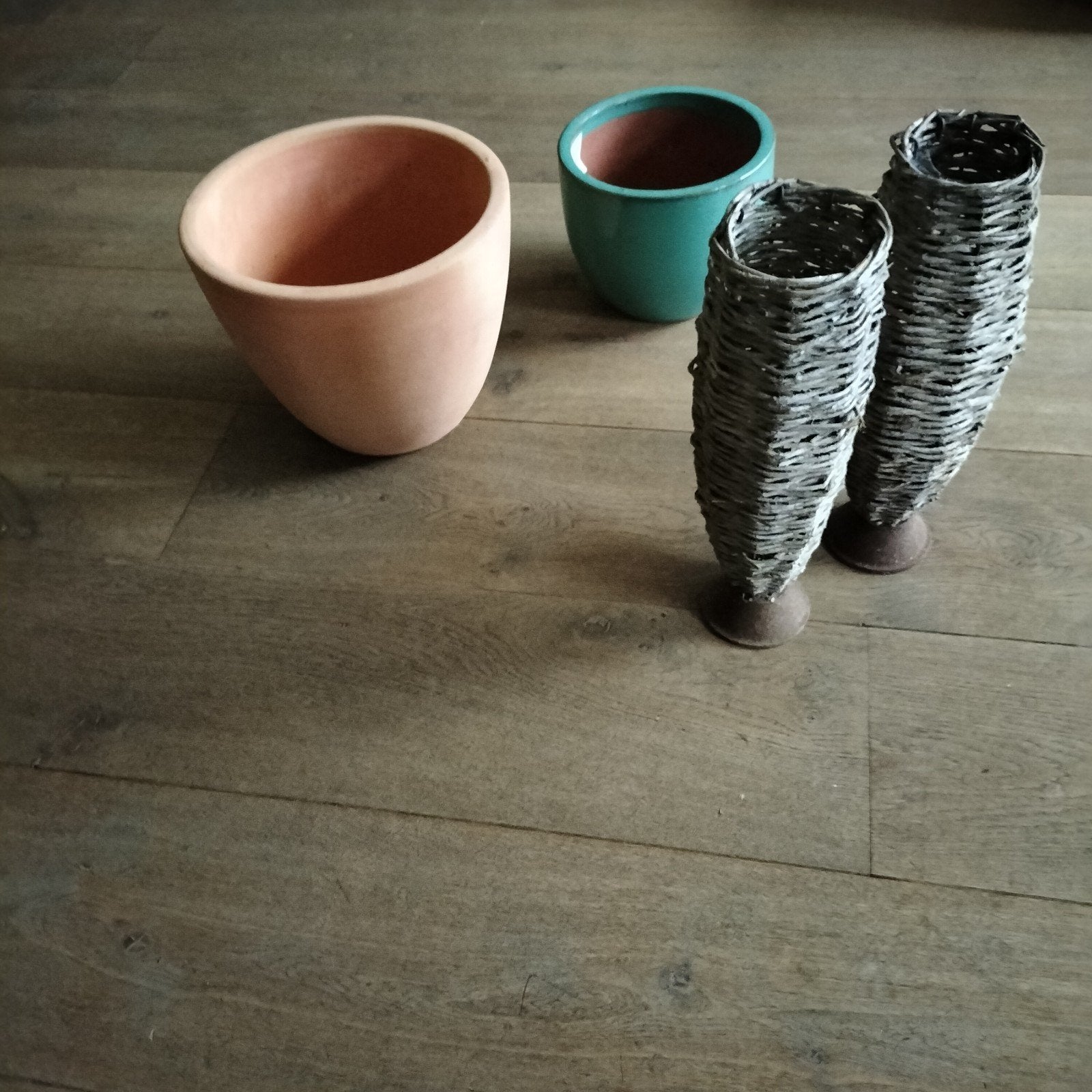 Twee bloempotten + twee vaas, Rond, Ophalen of Verzenden, Aardewerk, Minder dan 40 cm