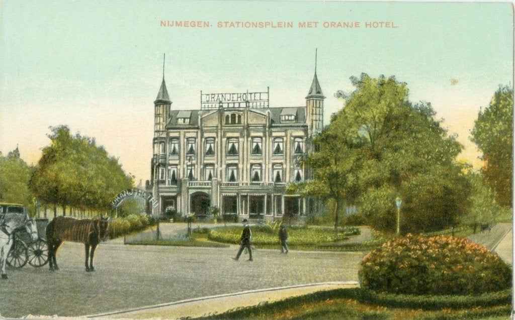Nijmegen; Stationsplein met Oranje Hotel - niet gelopen., Verzamelen, Verzenden, Voor 1920, Ongelopen, Gelderland