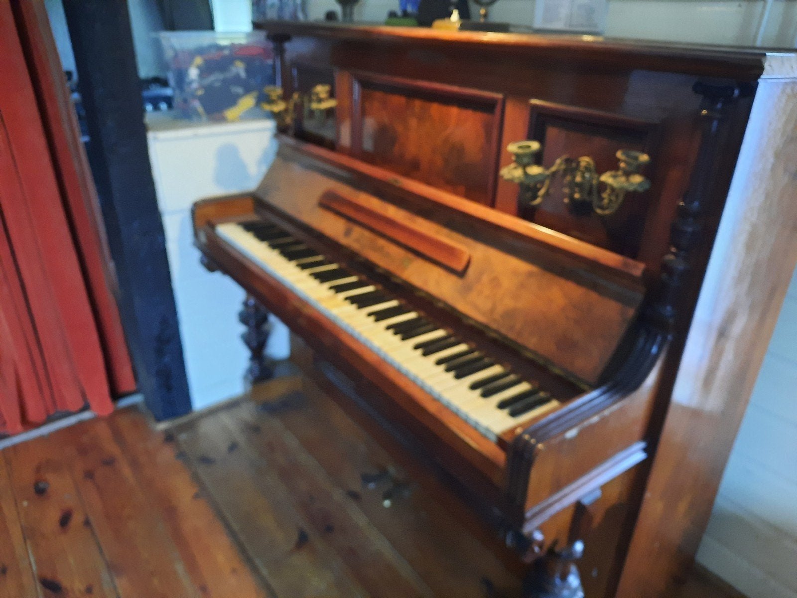 piano antiek prachtig houtsnijwerk en kandelaars,beginners, Muziek en Instrumenten, Ophalen of Verzenden, Gebruikt