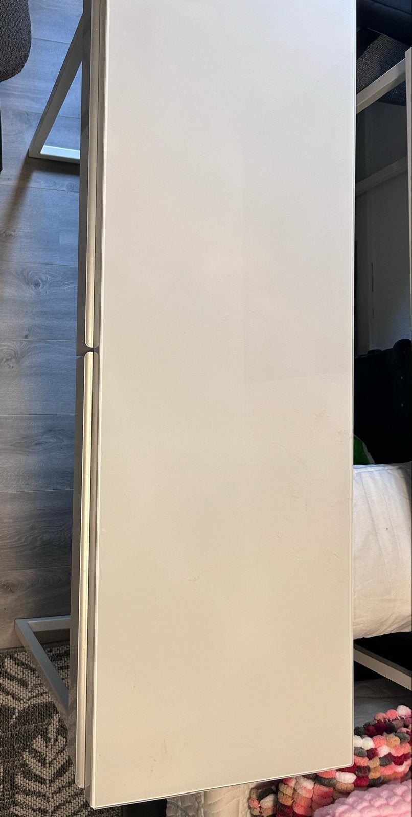 Stevige witte side-tafel met glasplaat en lades, 50 – 75, Gebruikt, 100 tot 150 cm, Minder dan 50 cm
