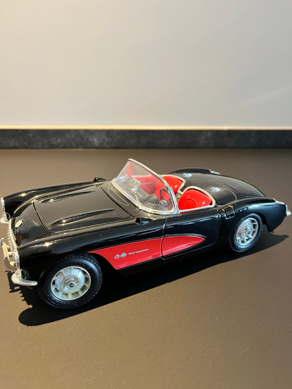 Bburago Chevrolet Corvette 1957 - Zwart/Rood Modelauto, Ophalen of Verzenden, Zo goed als nieuw, Auto, Bburago