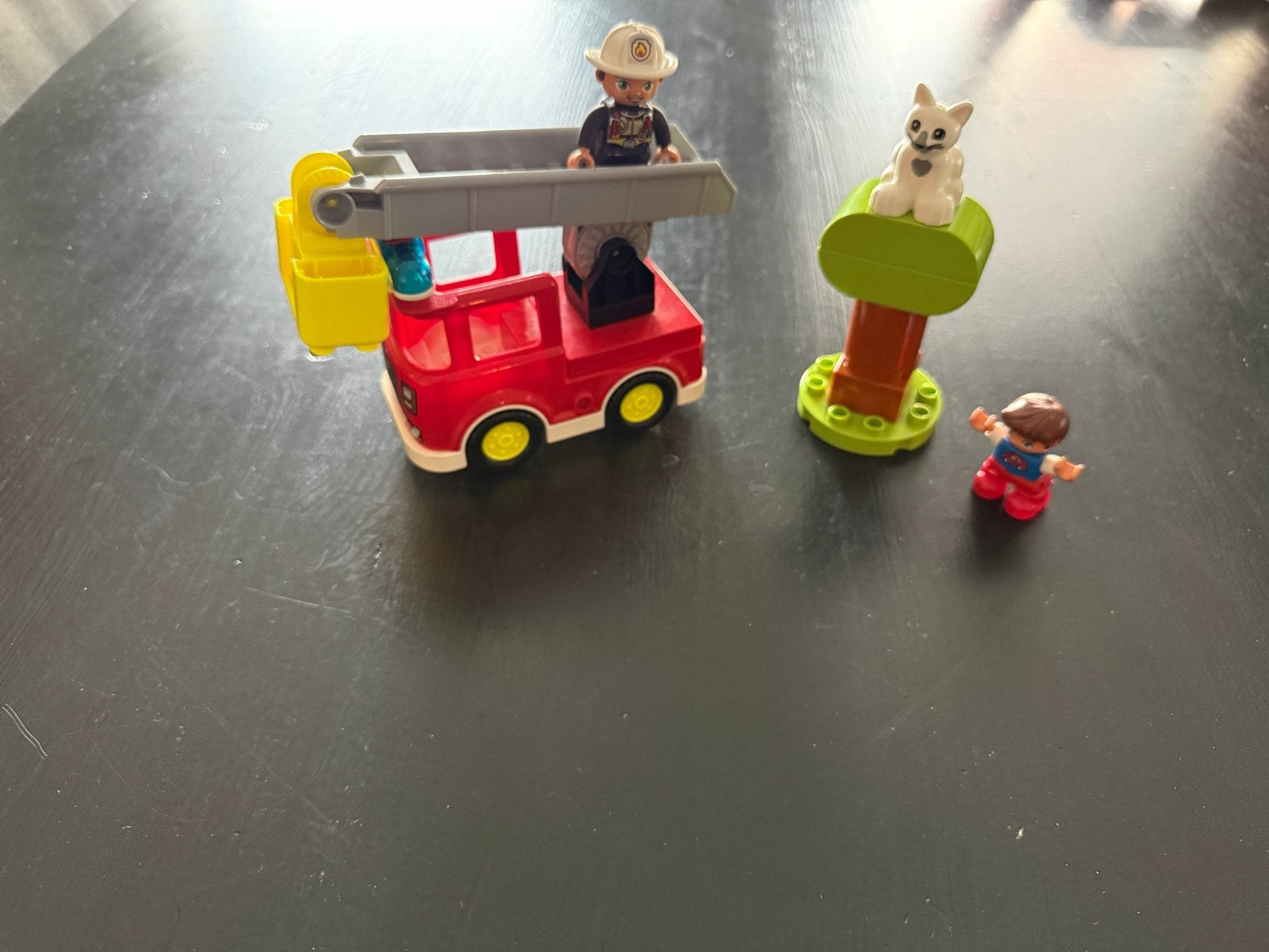 LEGO DUPLO Brandweerauto met brandweerman en kat, Kinderen en Baby's, Inclusief minifiguren, Gebruikt, Ophalen of Verzenden, Duplo
