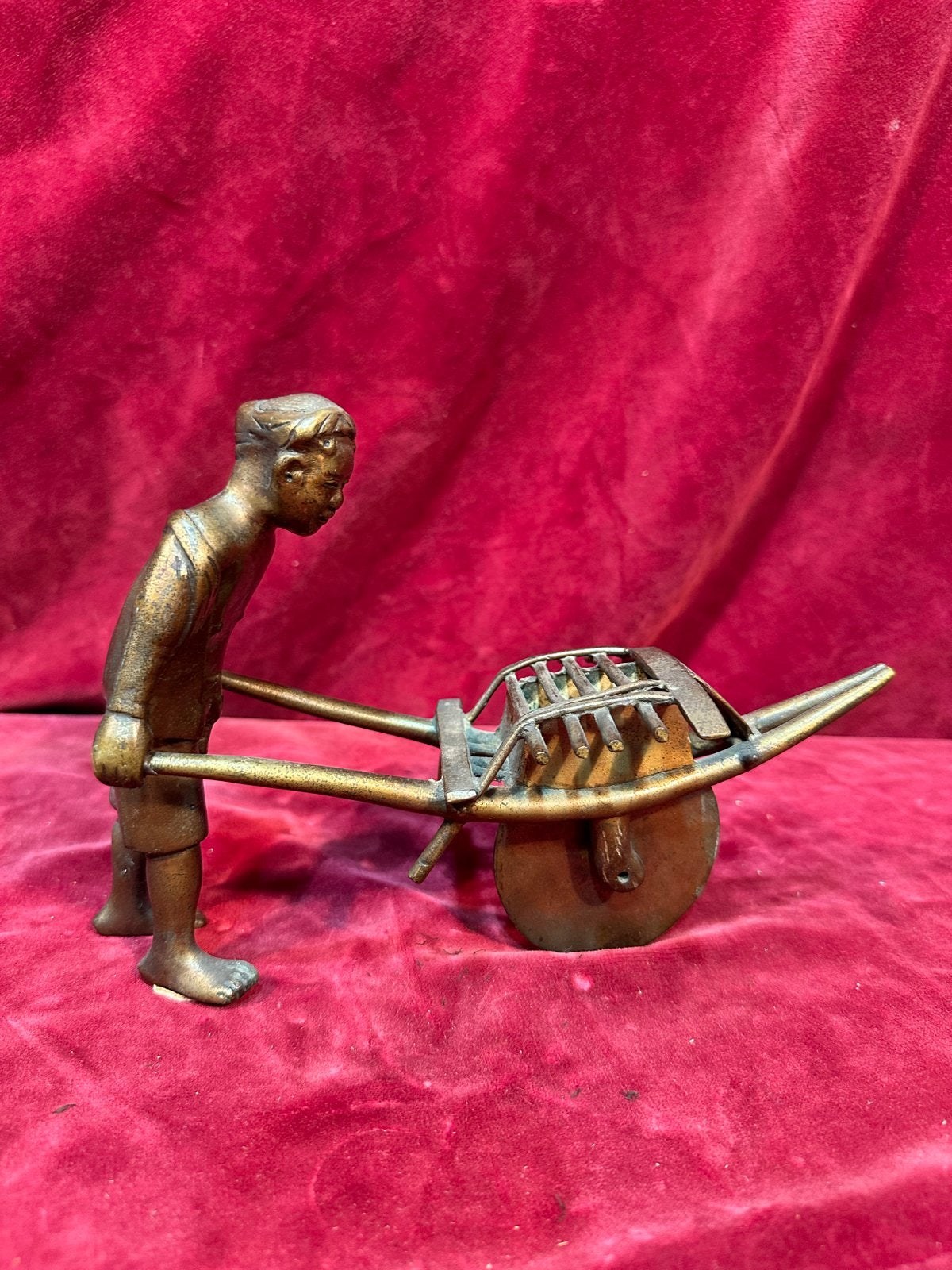 Vintage chinees bronzen beeldje: Jongen met kruiwagen, Minder dan 20 cm, Ophalen of Verzenden, Beeld, Bruin