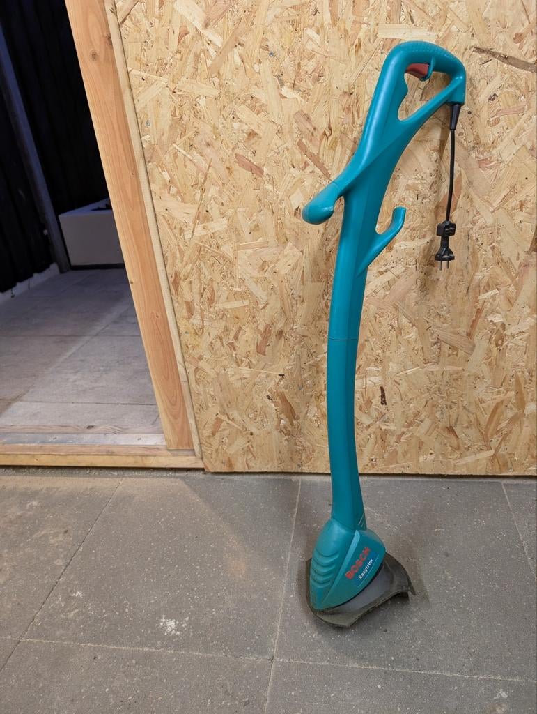 Bosch Kantjesmaaier EasyTrim - Elektrische Grastrimmer, Tuin en Terras, Grasmaaiers, Ophalen, Cirkelmaaier, Gebruikt, Elektrische grasmaaier