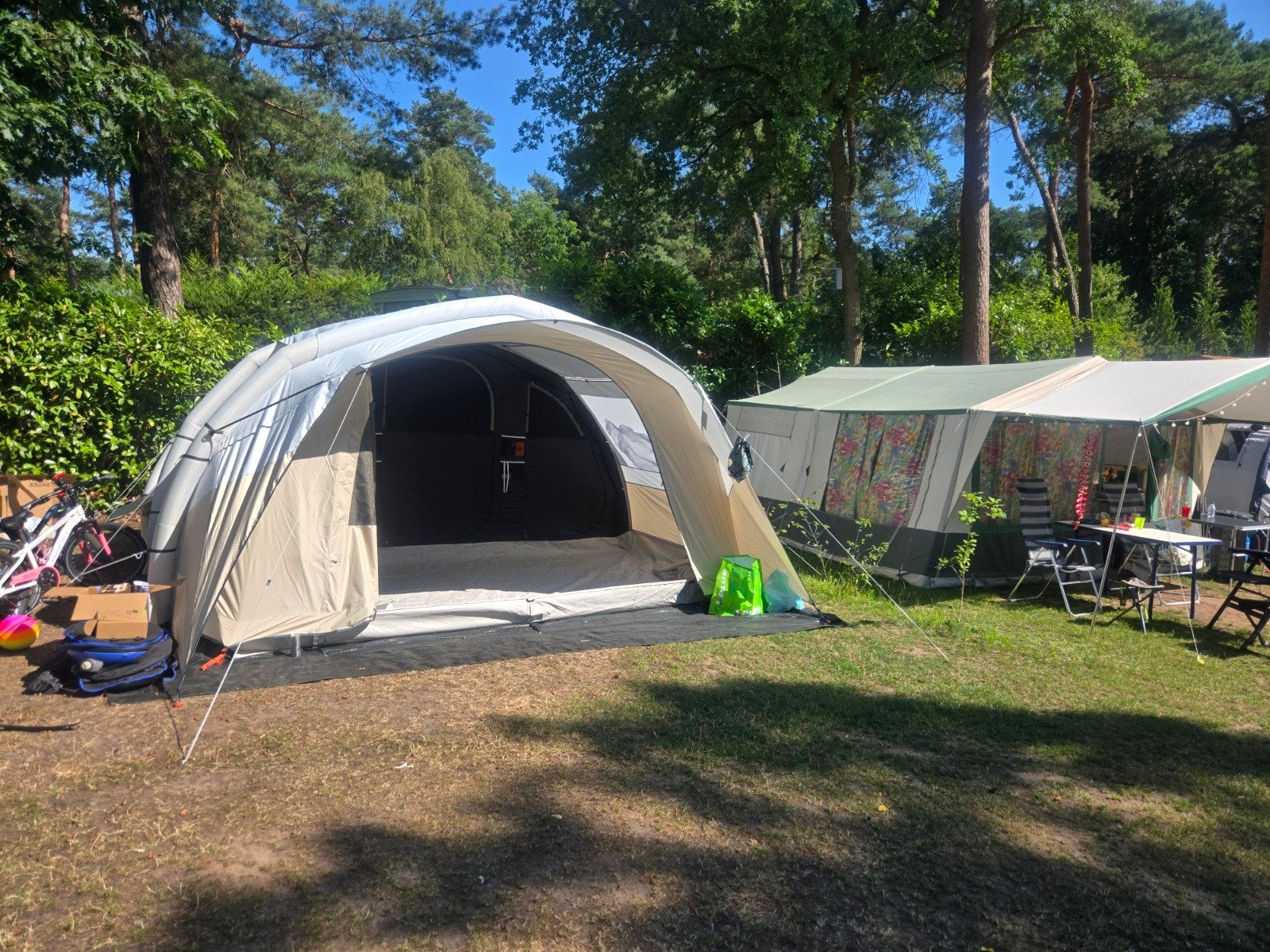 Opblaasbare Fresh & Black tent - 6 personen, 3 slaapruimtes, Caravans en Kamperen, Ophalen, Zo goed als nieuw, Tot en met 3