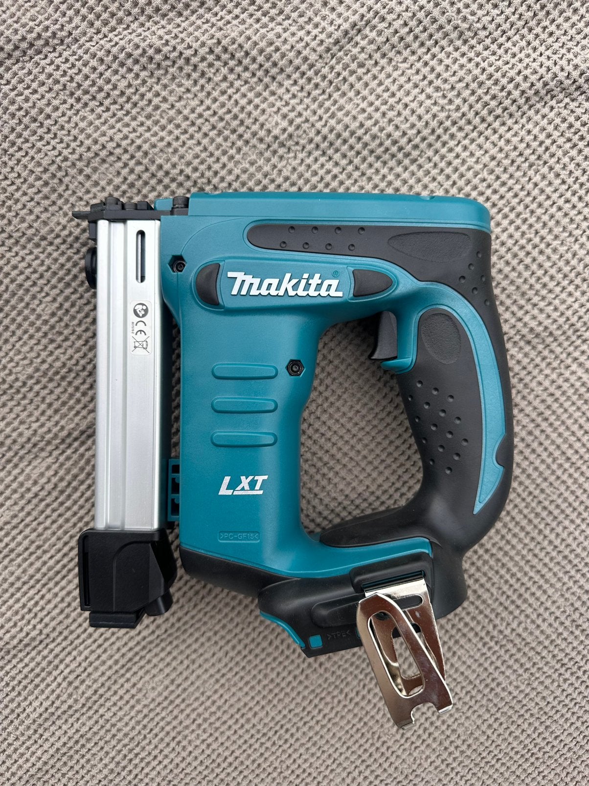 NEW! Makita DST221ZJ Accu Nietmachine, Doe-het-zelf en Verbouw, Gereedschap | Zaagmachines, Decoupeerzaag, Nieuw, Ophalen of Verzenden
