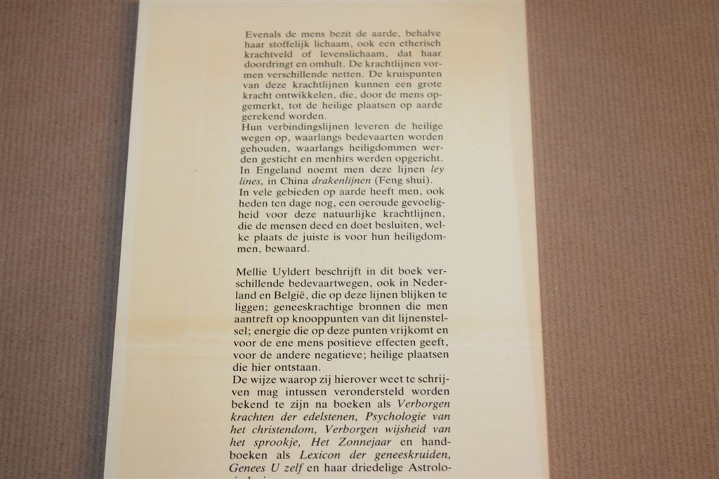 Aarde\'s Levend Lichaam — Mellie Uyldert Aardstralen 1984, Ophalen of Verzenden, Gelezen, Overige onderwerpen, Achtergrond en Informatie