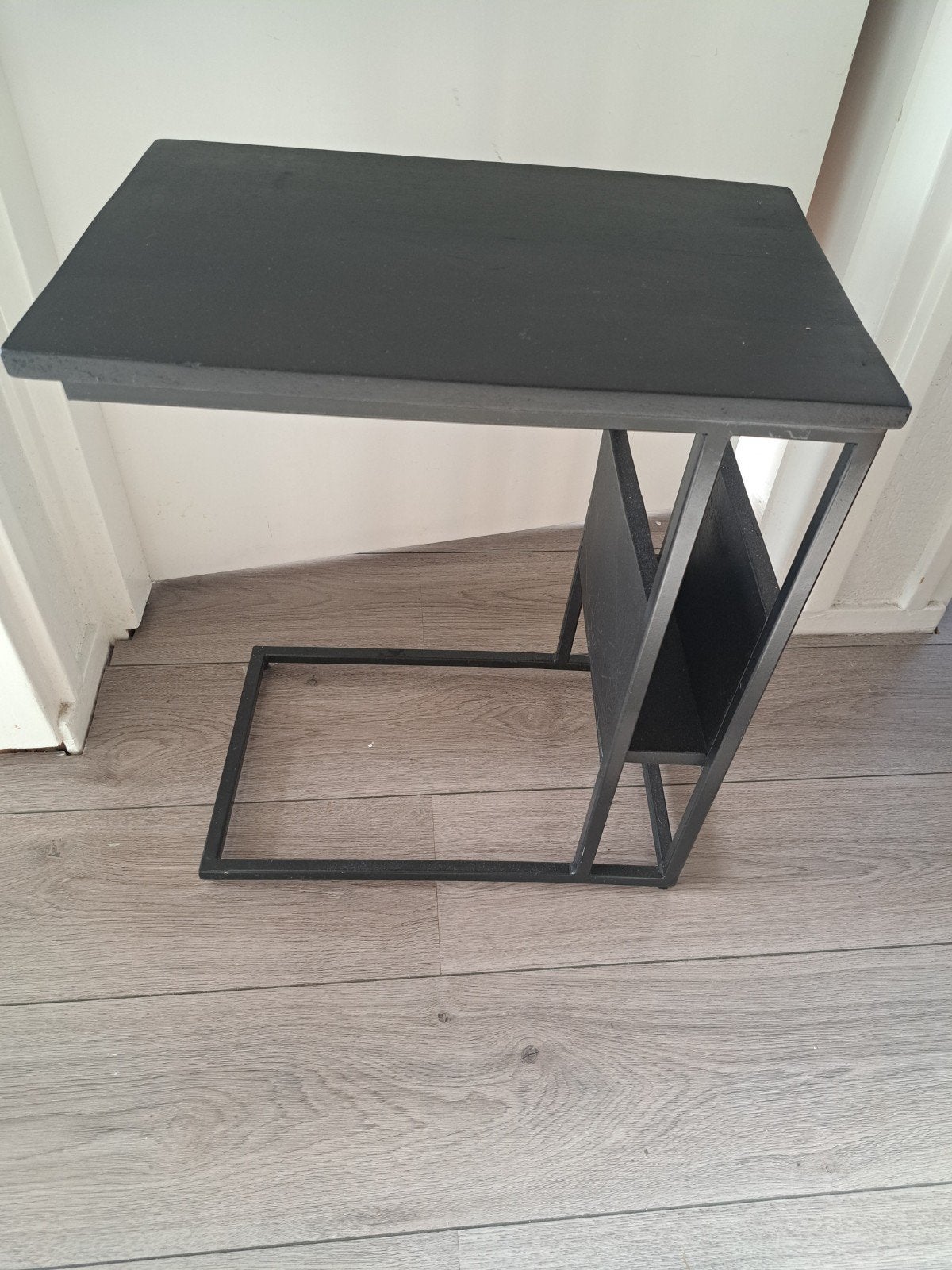 Zwarte bijzettafel met opbergvak 47.5B/54.5L/30.5D, Gebruikt, Modern, Industrieel, Metaal of Aluminium, 55 tot 75 cm