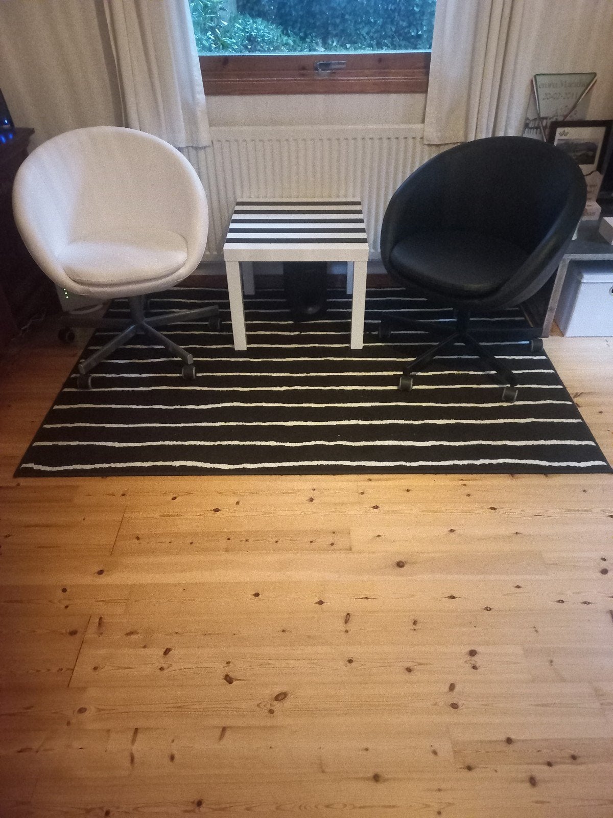 Set van 2 bureaustoelen met bijzettafel en vloerkleed, Ophalen, Gebruikt, Twee, Zwart