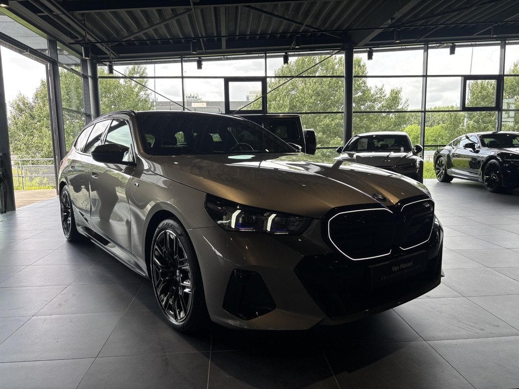 BMW i5 Touring M60 xDrive 84 kWh | M-SPORT PRO | DRIVING ASS, Auto's, BMW, 12 maanden, Gebruikt, 2325 kg, I5