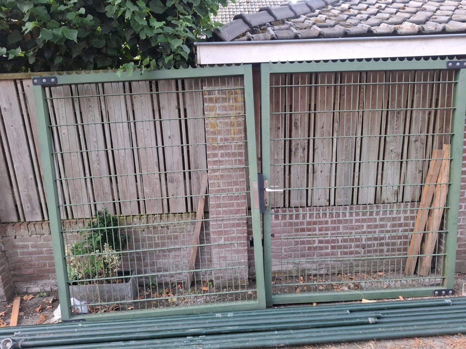 dubbele draaipoort, Ophalen, Met poort, Gebruikt, Dubbelstaafmat hekwerk