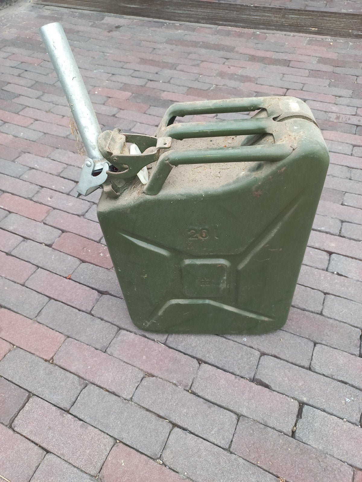 Oude leger jerrycan 20L met schenktuit, Ophalen