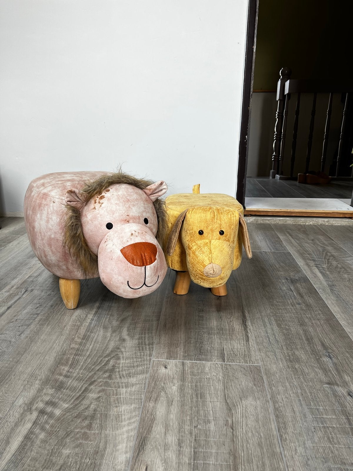Leuke dieren poefjes: leeuw en hond, Minder dan 50 cm, Gebruikt, Ophalen of Verzenden, Stof