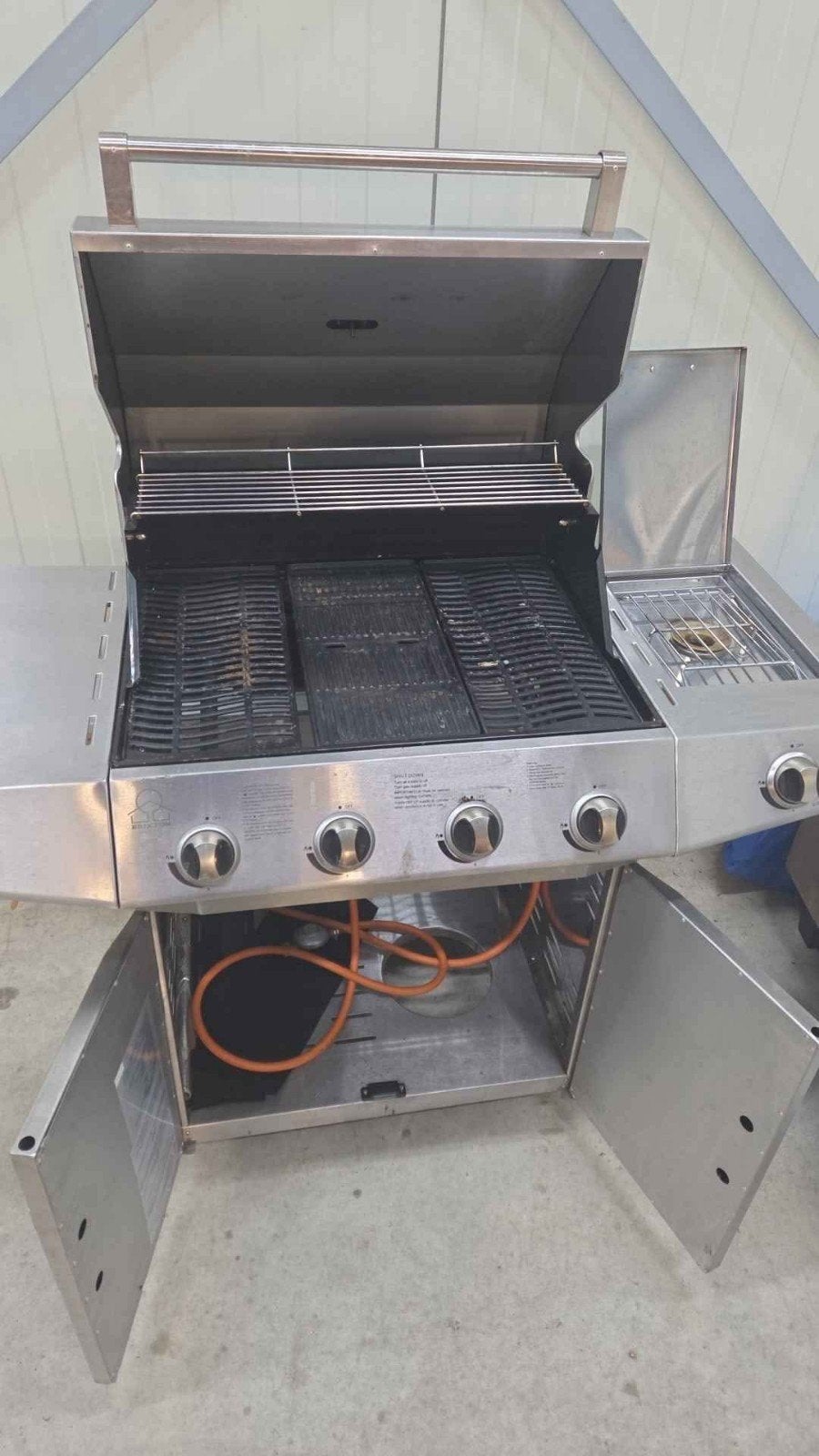 Foto 3 van RVS Gasbarbecue met 4 branders en zijbrander