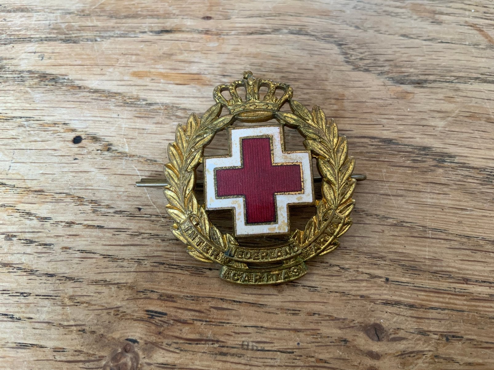 Militaire Rode Kruisspeld Embleem Insigne Petembleem, Verzamelen, Ophalen of Verzenden, Landmacht, Nederland, Embleem of Badge