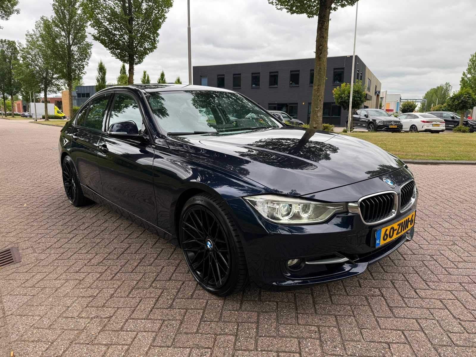 BMW 320i Upgrade Edition Automotive, 60-ZHN-6, Auto's, BMW, Automaat, Euro 5, Achterwielaandrijving, Gebruikt