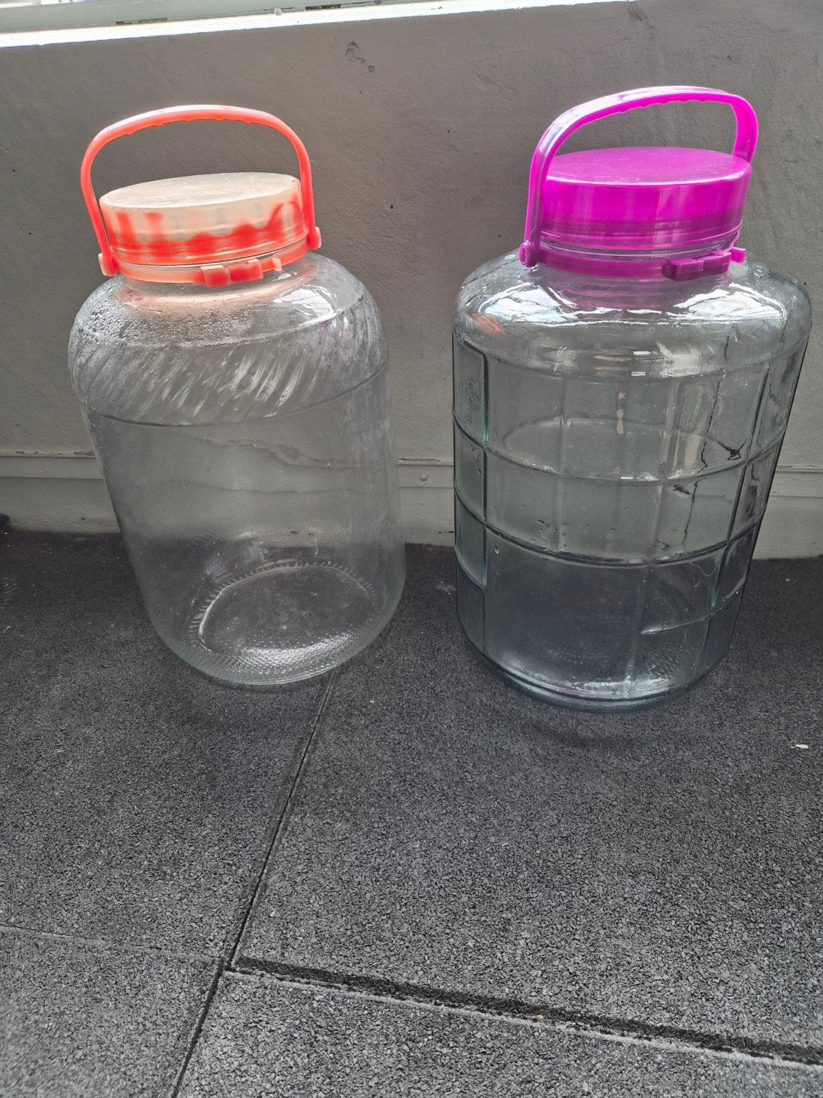 2 Grote glazen flessen met handvat - €10 per stuk, Huis en Inrichting, Ophalen, Gebruikt, Transparant, Met handvat