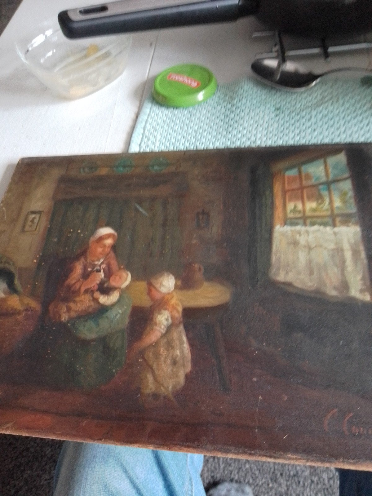 Gesigneerd houten paneel: Moeder met kinderen bij wieg, Ophalen of Verzenden